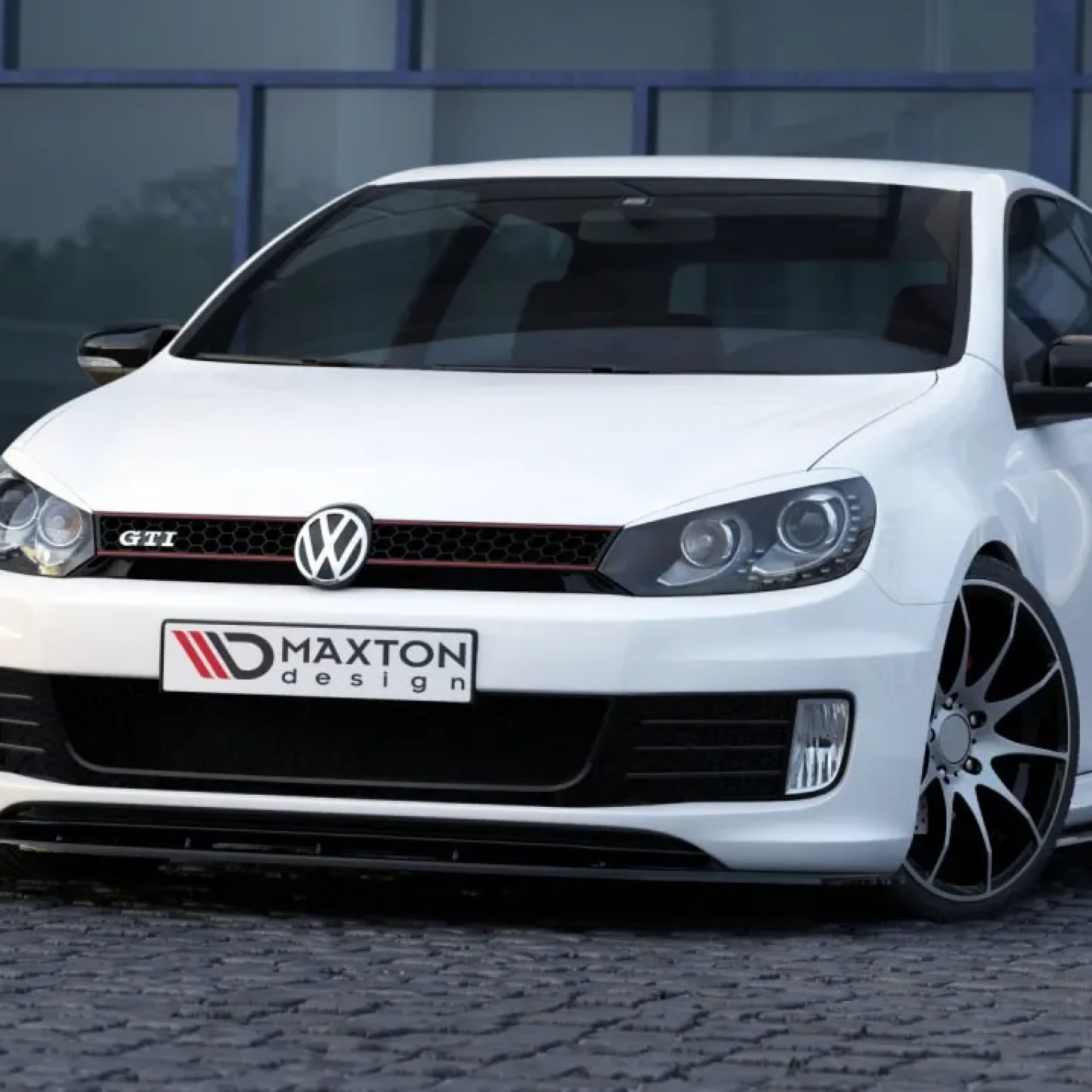 Range Rover - Image 01 (March 13, 2026)