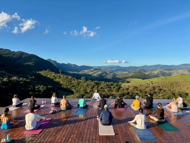 Yoga ao nascer do sol com vista para a serra - Image 03 (April 23, 2026)